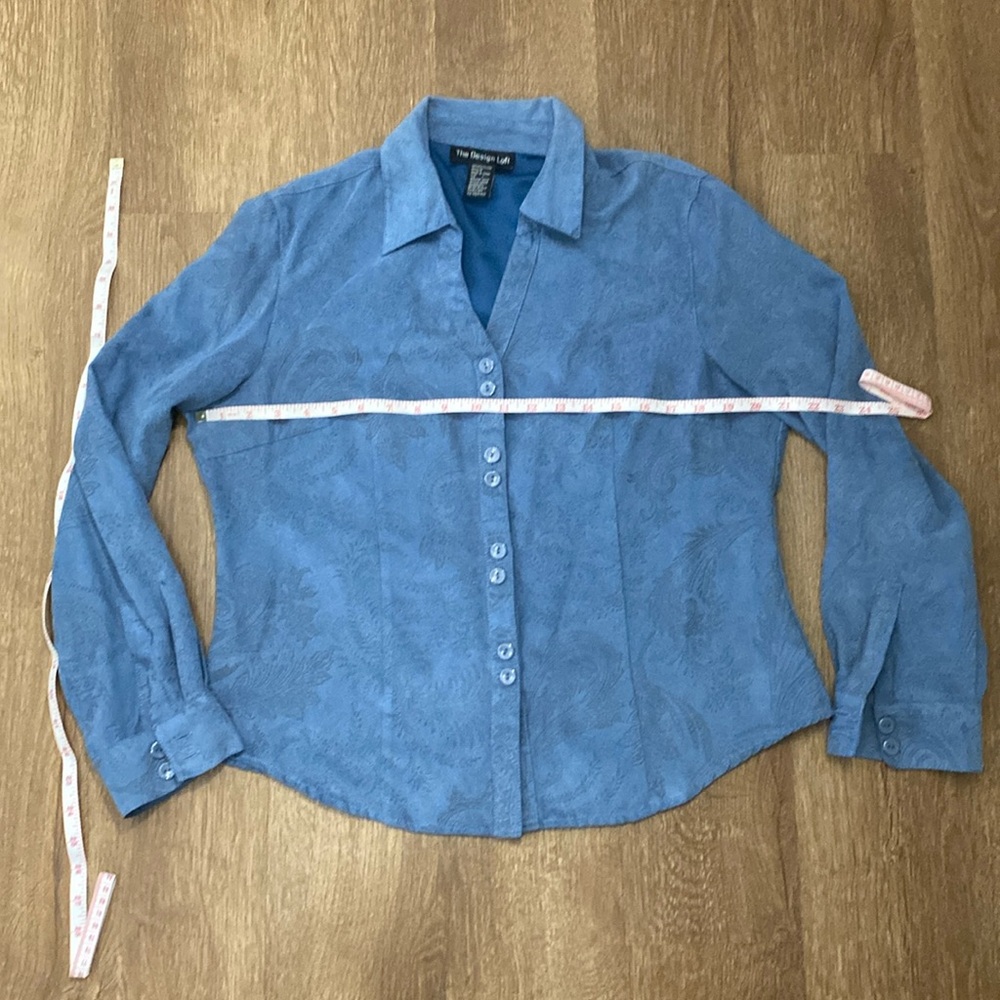 The design loft large light blue faux suede paisley v neck button up vintage